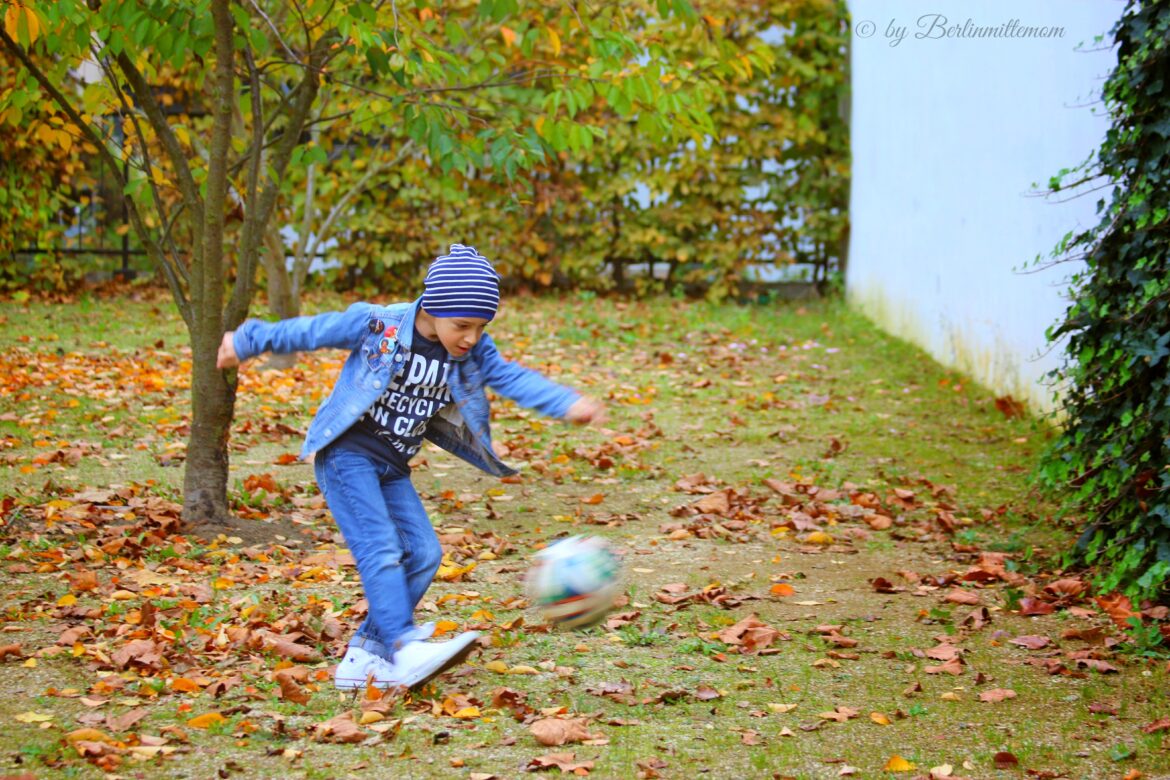 herbstshooting ::: draußen sachen machen mit den berlinmittekids Berlinmittekids, Herbstshooting, Libero, Fußball spielen