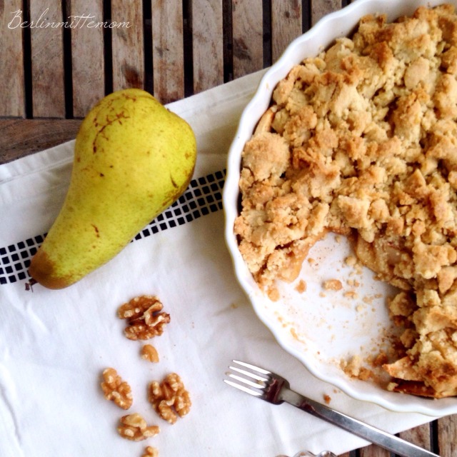 apfel-birnen-crumble mit walnüssen ::: herbstrezept für die süßen ... apfel-birnen-crumble mit walnüssen ::: herbstrezept für die süßen ...