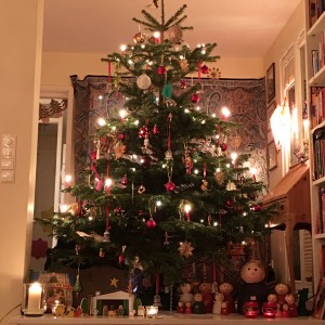 Weihnachtsbaum mit Christbaumschmuck | berlinmittemom.com