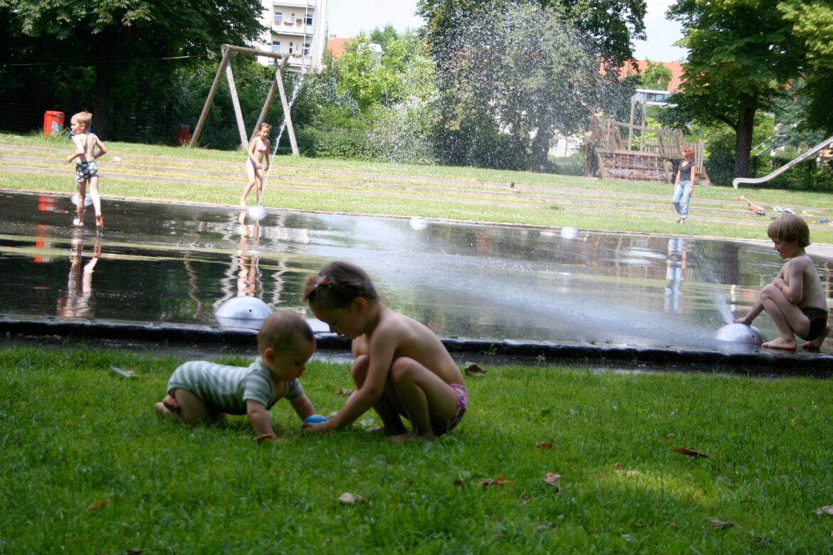 Planschen in Berlin, Wasserspielplatz, Ostberlin, Weißensee,