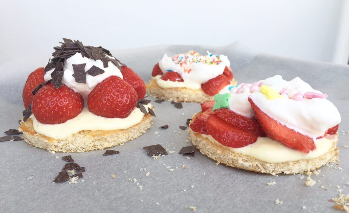 Backen mit Kindern, Kochen mit Kindern, Familienbackbuch, Rezept, Mamablogger, Quatsch mit Soße, Leben mit Kindern, Minitörtchen, Biskuitboden, Ausstechen, Plätzchenteig, Küchenchaos