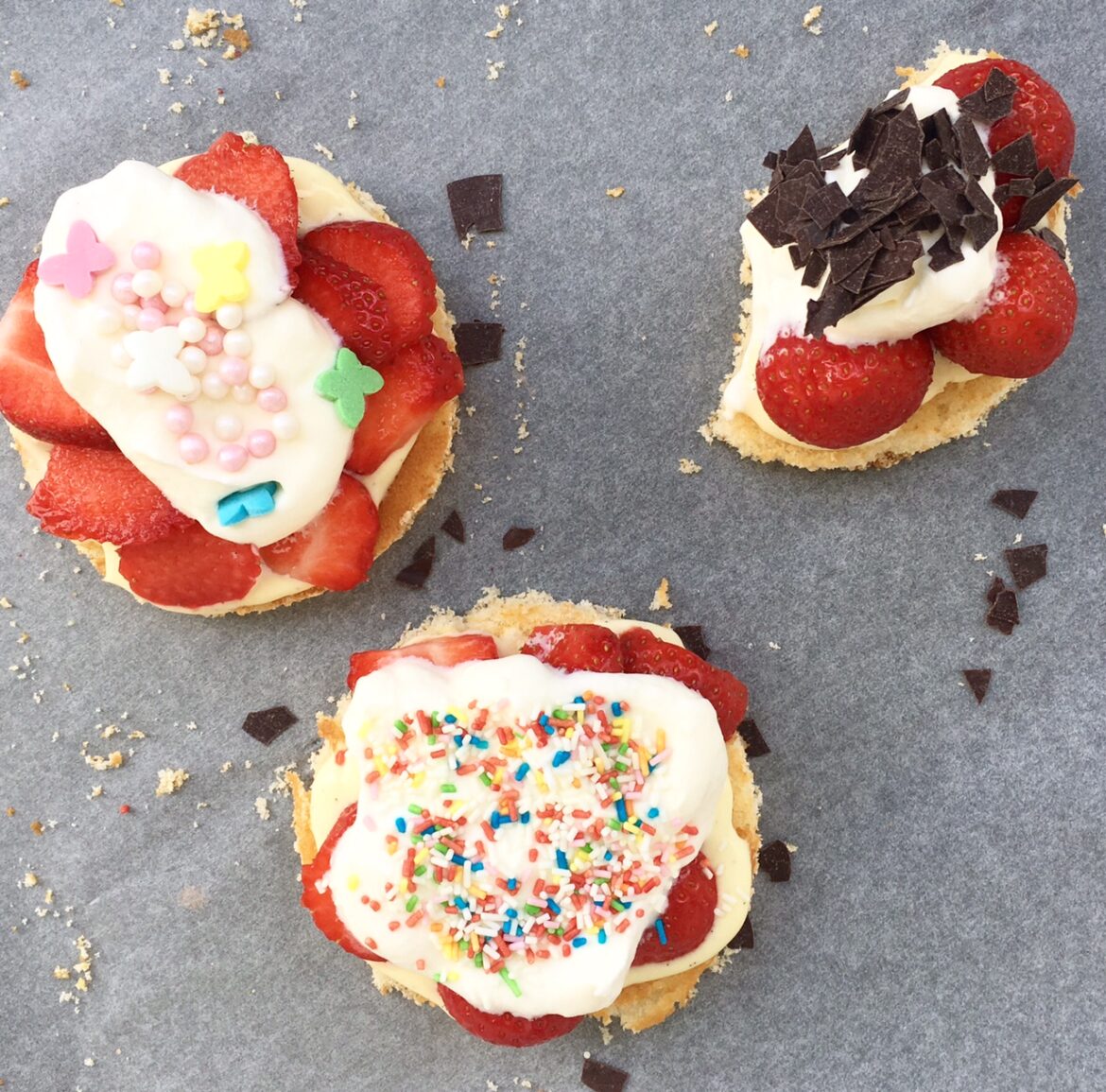 Backen mit Kindern, Kochen mit Kindern, Familienbackbuch, Rezept, Mamablogger, Quatsch mit Soße, Leben mit Kindern, Minitörtchen, Biskuitboden, Ausstechen, Plätzchenteig, Küchenchaos