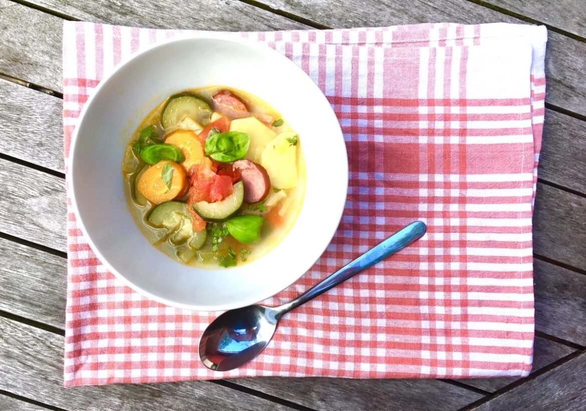 minestrone mit pesto ::: die sommersuppe für die ganze familie Minestrone mit Pesto, Suppe, Sommersuppe, Rezept, Familienrezept, Kochen für Kinder, Essen mit Kindern, Gemüseküche, Rezept