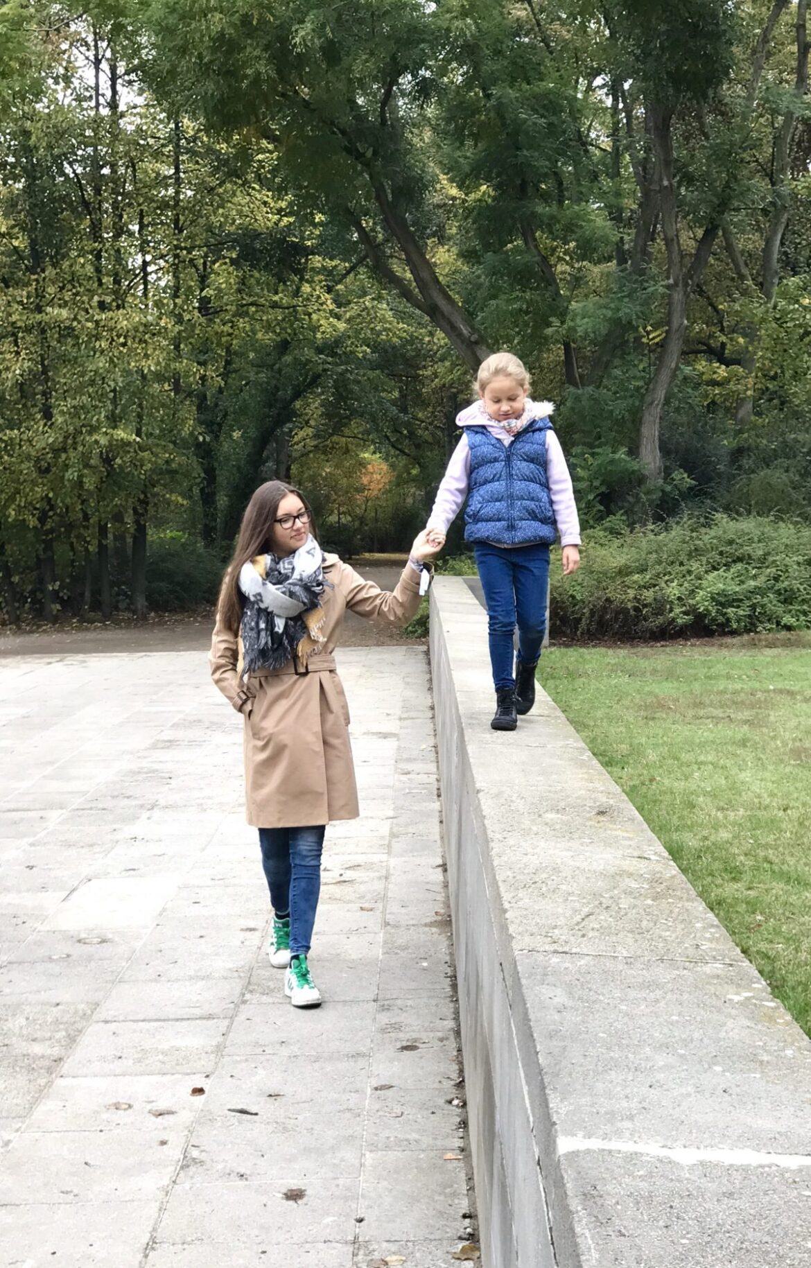 Schwesternliebe, Geschwisterliebe, Geschwisterbeziehung, Altersabstand, Altersunterschied, Leben mit Kindern, Alltag, Familienalltag