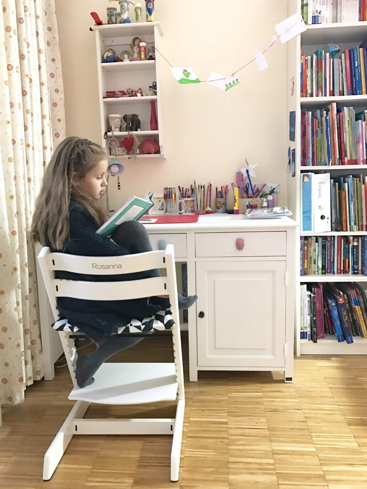 Stokke, Tripp Trapp, graviert, individuelle Gravur, individualisierbar, Leben mit Kindern, Familienalltag, Kindheit, Kindheitserinnerungen, Klassiker, neu aufgelegt, Sitzkissen, Kinderzimmer, Interior, Inspiration, Kindermöbel, Mädchenzimmer, weiße Möbel, skandinavisches Design