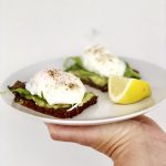 Pochierte Eier mit Avocado | berlinmittemom.com