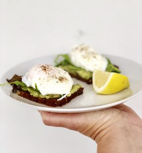 Pochierte Eier mit Avocado | berlinmittemom.com