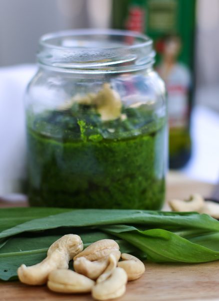 Rezept für Bärlauchpesto mit Cashewnüssen | Grün, gesund &amp; gut