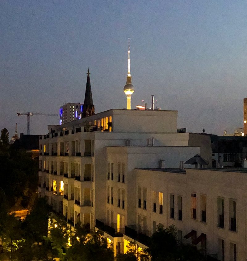 Berliner Fernsehturm bei Nacht | berlinmittemom.com