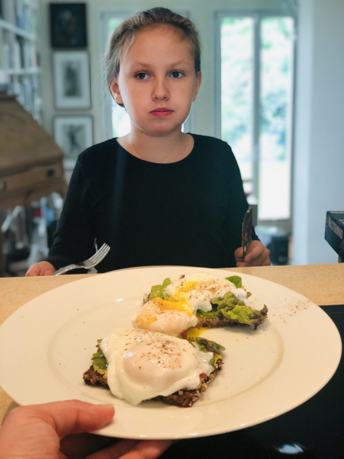 Poached Eggs and Avocadosmash on Toast | berlinmittemom.com