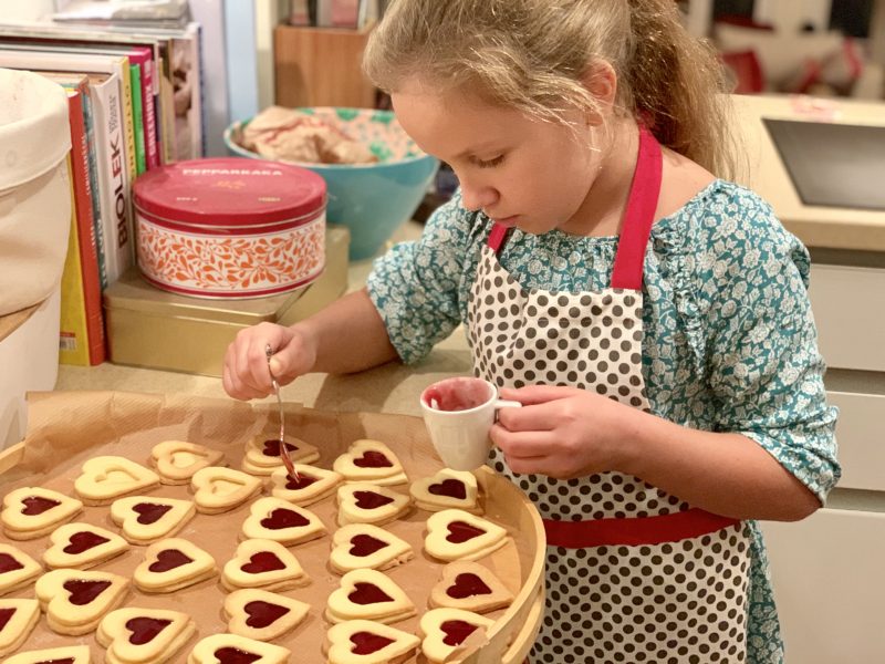 Liebste Weihnachtsplätzchen: Marmeladenherzen | berlinmittemom.com