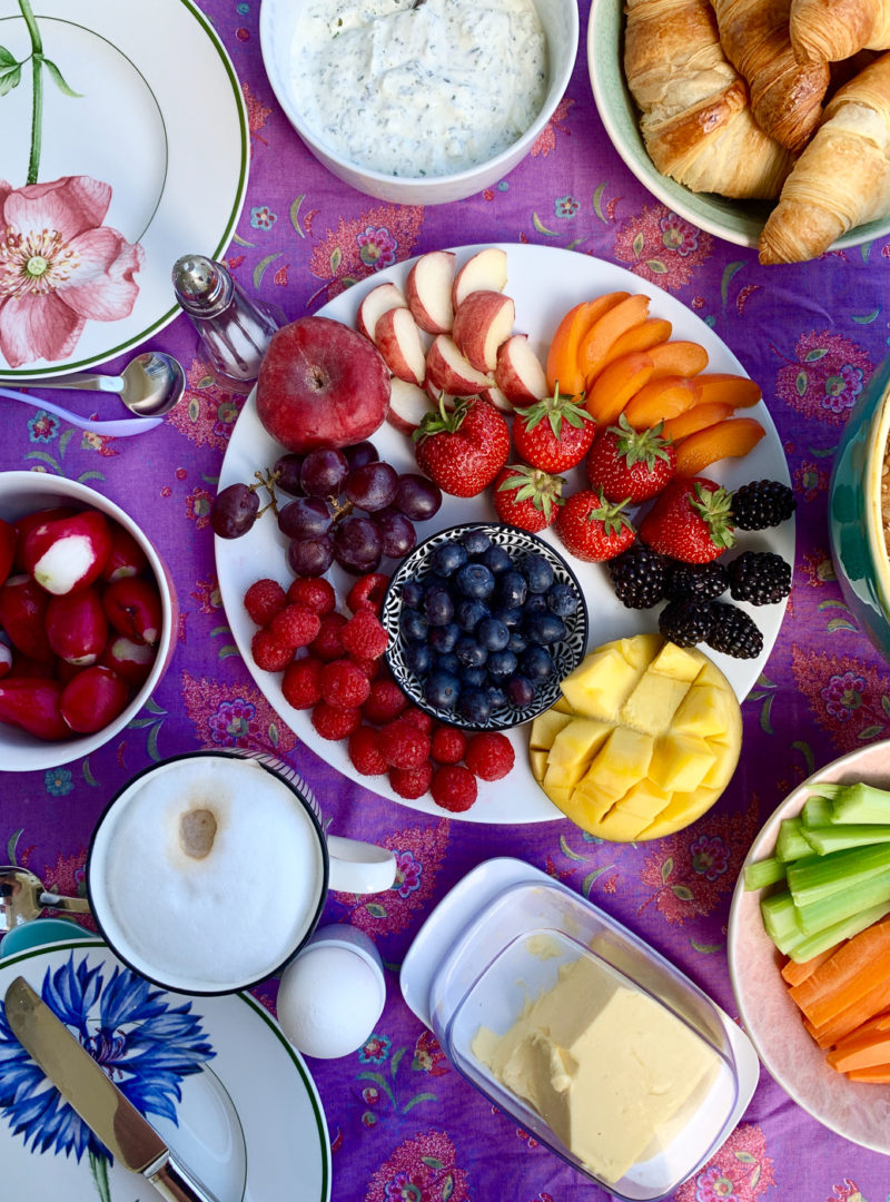 Sonntagsfrühstück mit buntem Obstteller | berlinmittemom.com