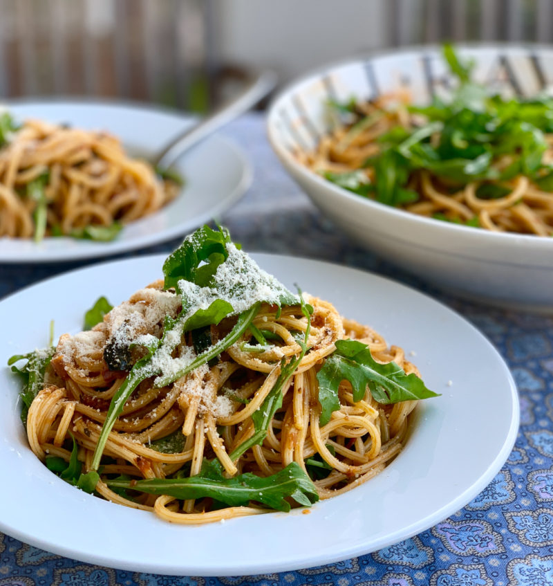 Spaghetti mit gegrilltem Gemüse und Rucola | berlinmittemom.com