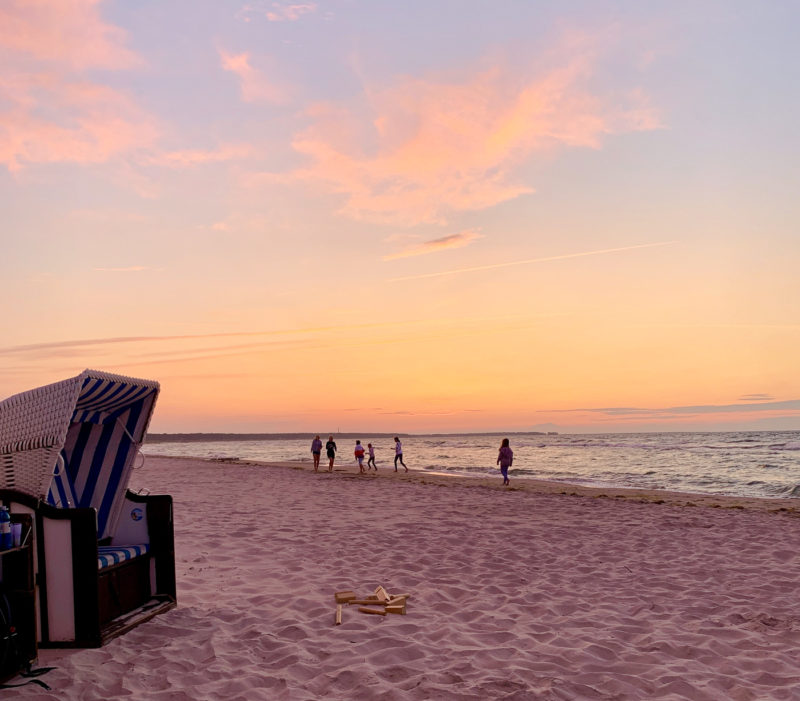 Strandkorb im Sonnenungergang | berlinmittemom.com