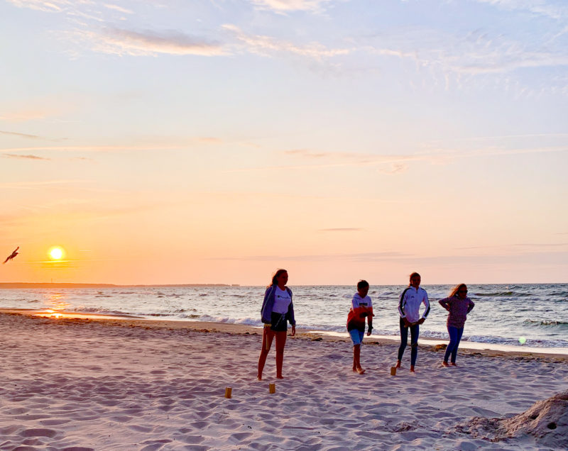 Kubb spielen am Strand | berlinmittemom.com