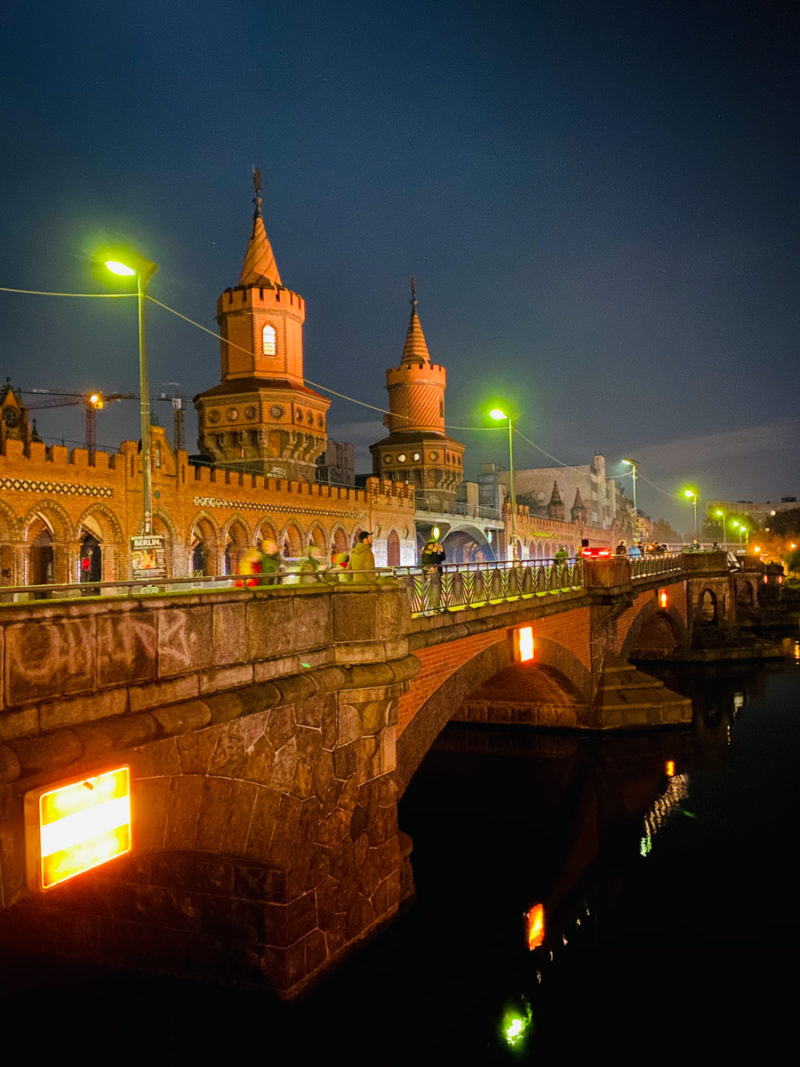 Oberbaumbrücke bei Nacht | berlinmittemom.com